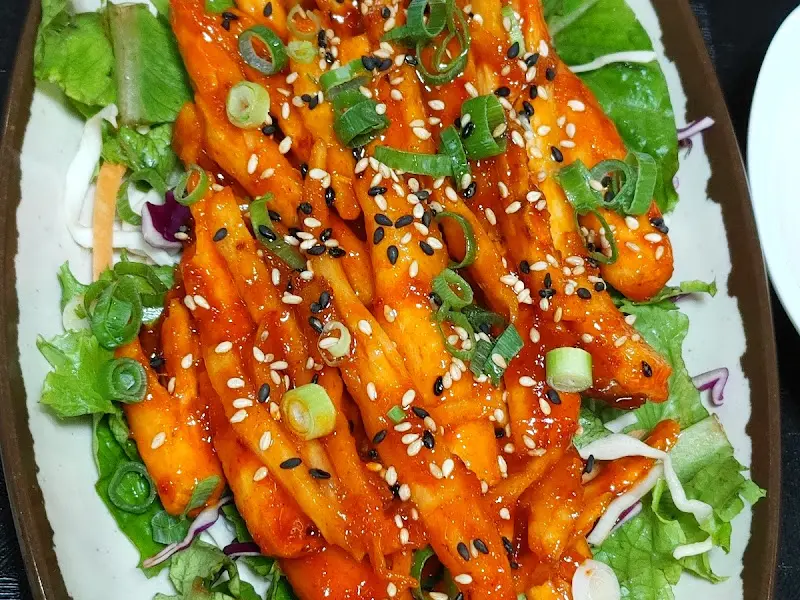 윤기가 흐르는 먹음직스러운 더덕구이