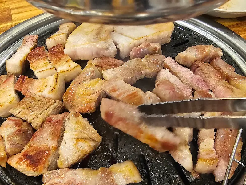 잘 구워진 삼겹살