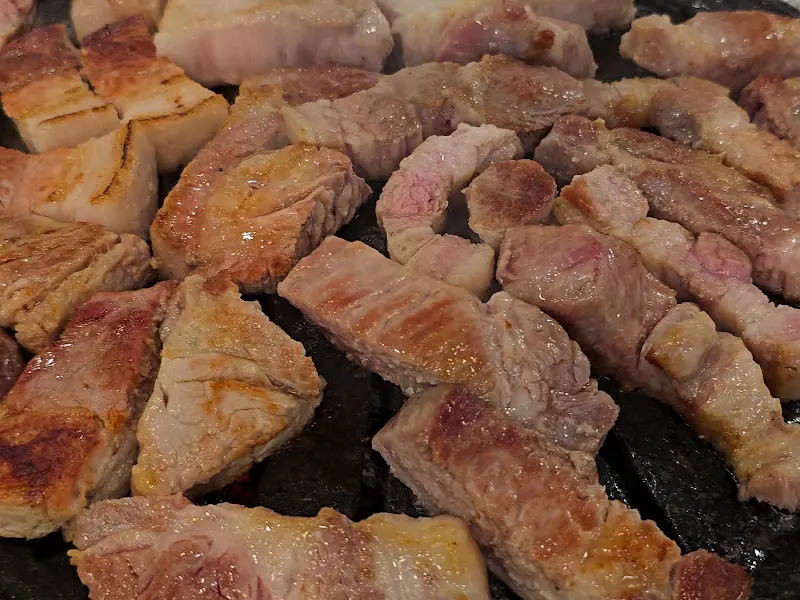 잘 구워진 삼겹살 단면