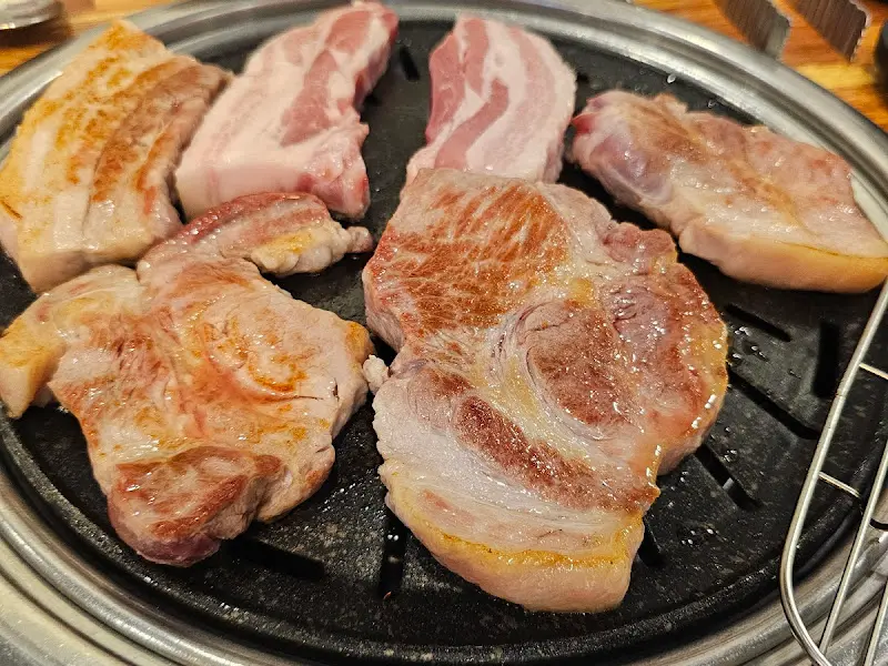 노릇하게 구워진 삼겹살