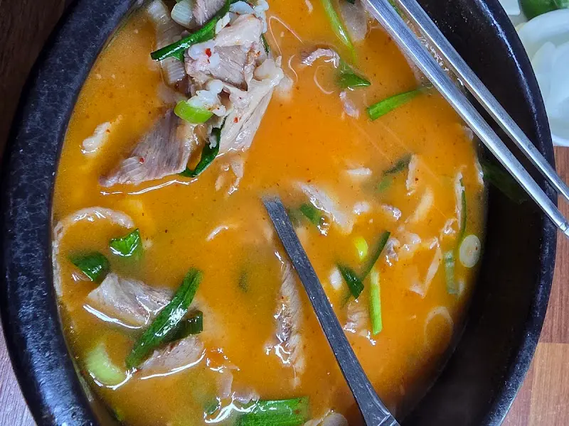 뚝배기에 담겨 나오는 돼지국밥