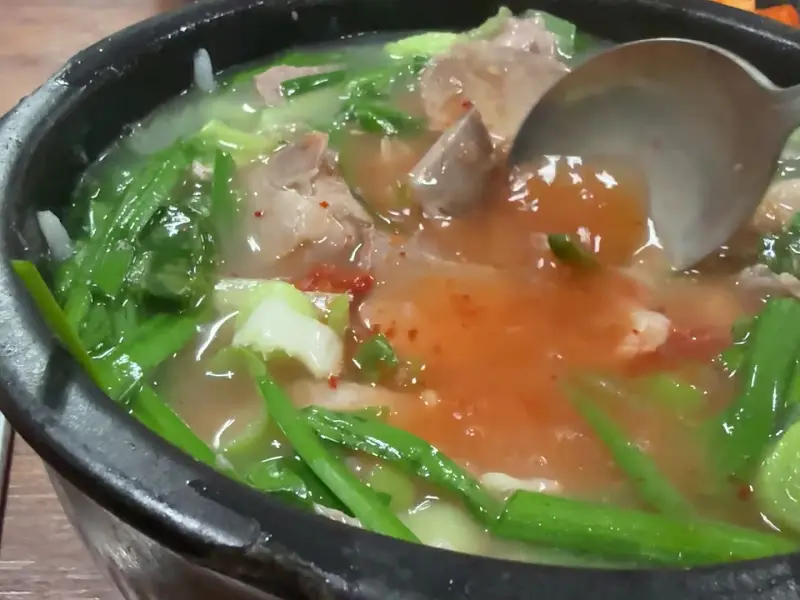 양념장이 더해진 돼지국밥