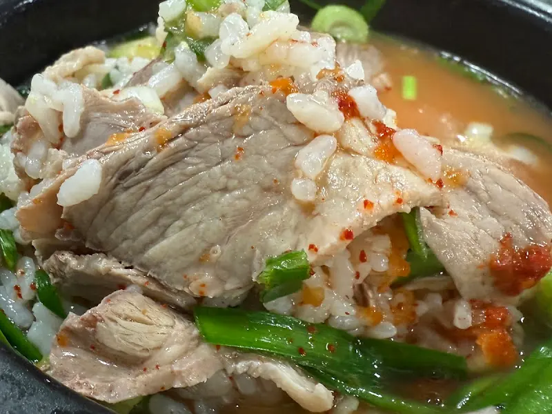 푸짐한 돼지국밥 한 상