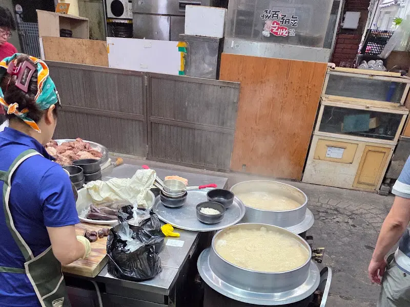 오픈 주방에서 국밥을 준비하는 모습