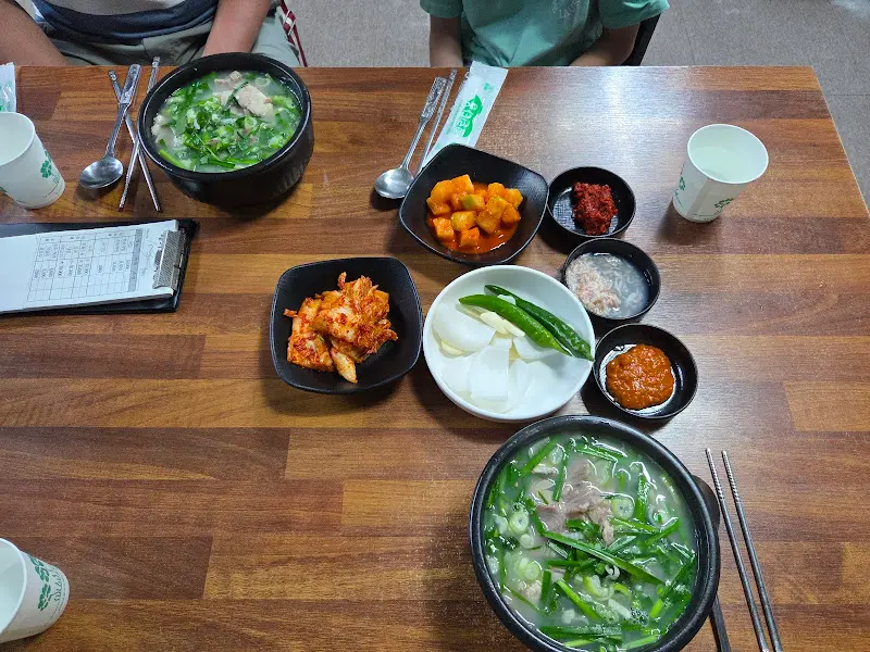 돼지국밥과 다양한 밑반찬