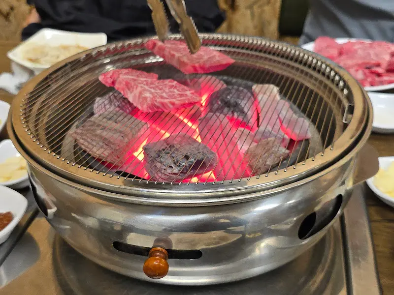 불판 위에서 익어가는 소고기