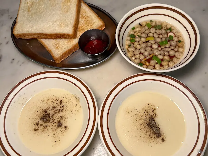 식사 전 제공되는 스프와 빵