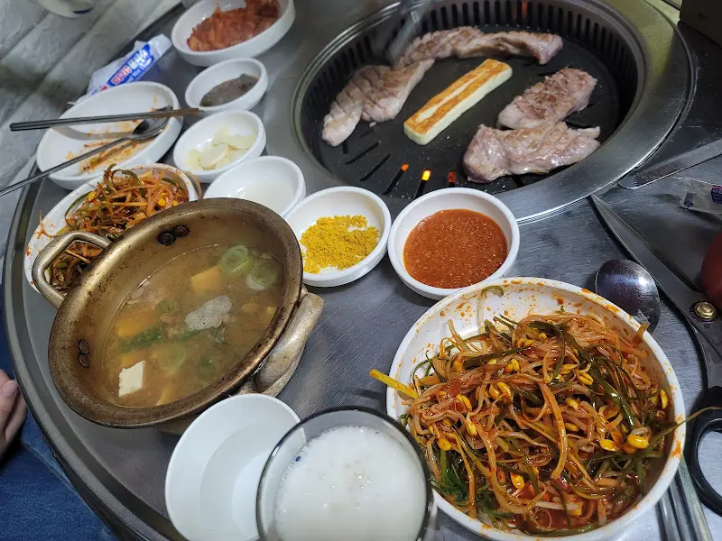 한 상 가득 차려진 음식