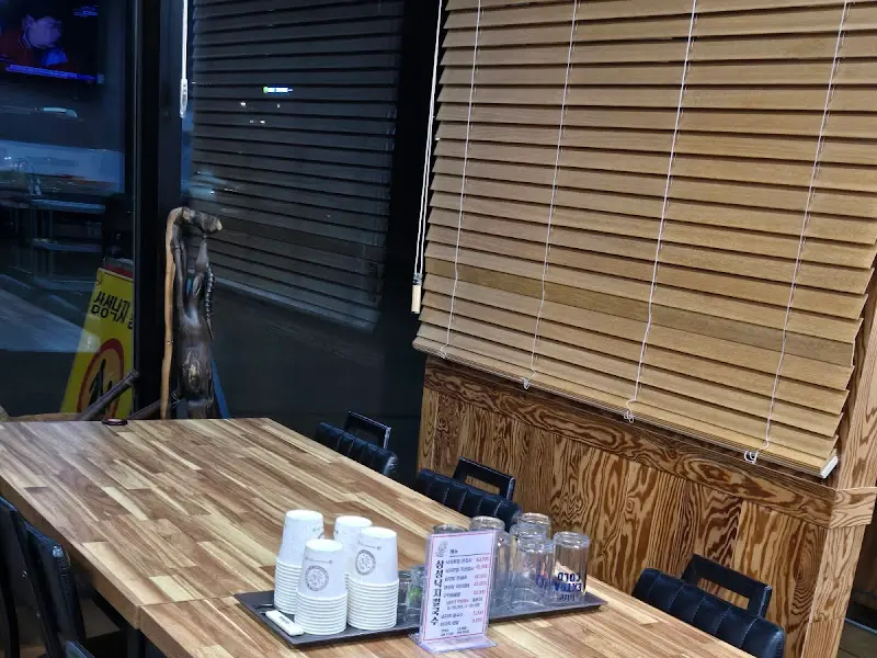 깔끔한 내부 테이블