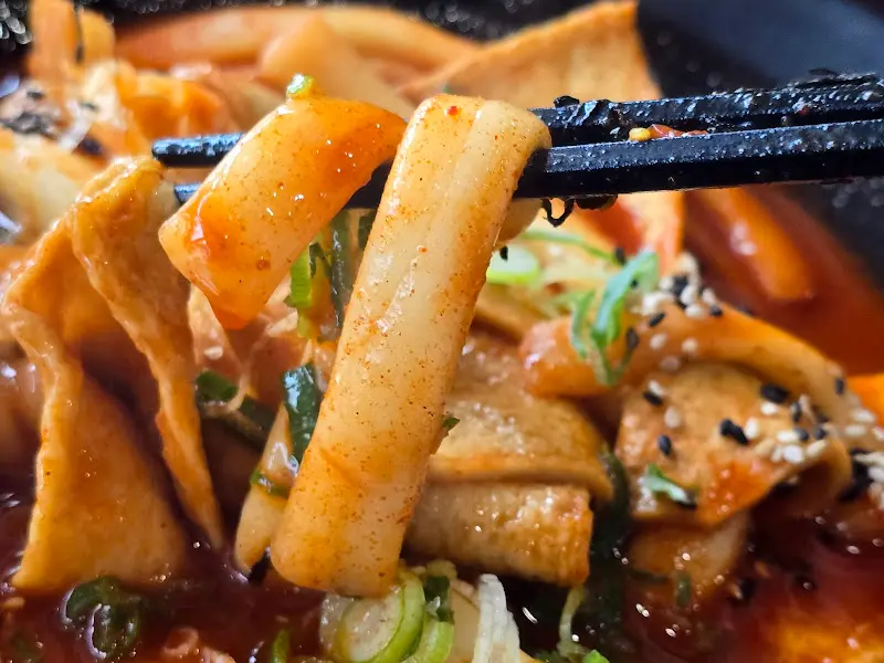 윤기가 흐르는 떡볶이 떡과 어묵