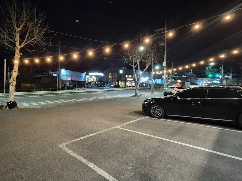 저녁 시간, 꼬마전구 불빛이 켜진 삼동소바 외부 전경