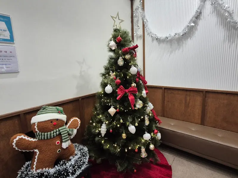 크리스마스 트리와 인형 장식