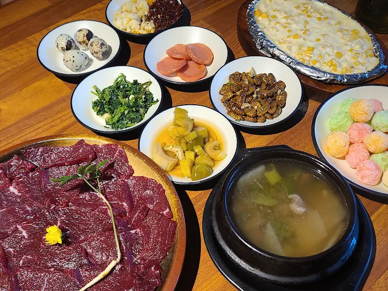 정갈하게 차려진 기본 반찬들