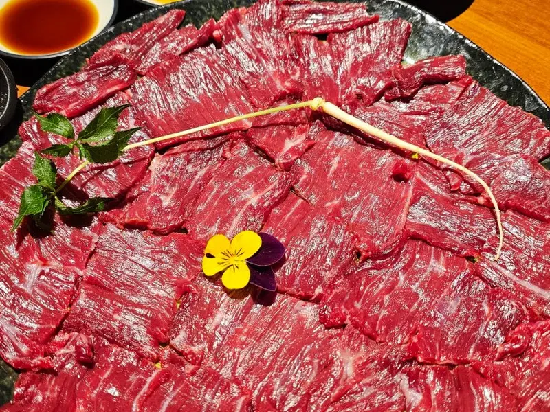 선홍빛 뭉티기의 아름다운 자태