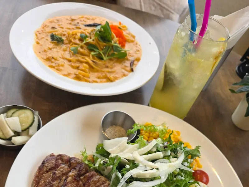 숯불 바베큐 폭립 구이와 게살 파스타