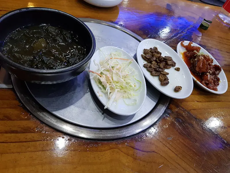 정갈하게 담겨 나온 밑반찬