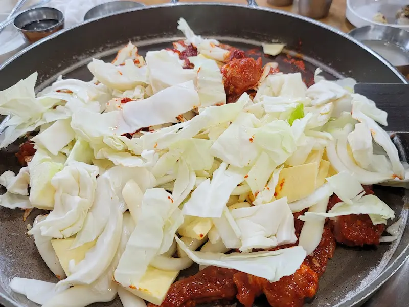 닭갈비와 양배추, 떡, 고구마가 함께 볶아지는 모습