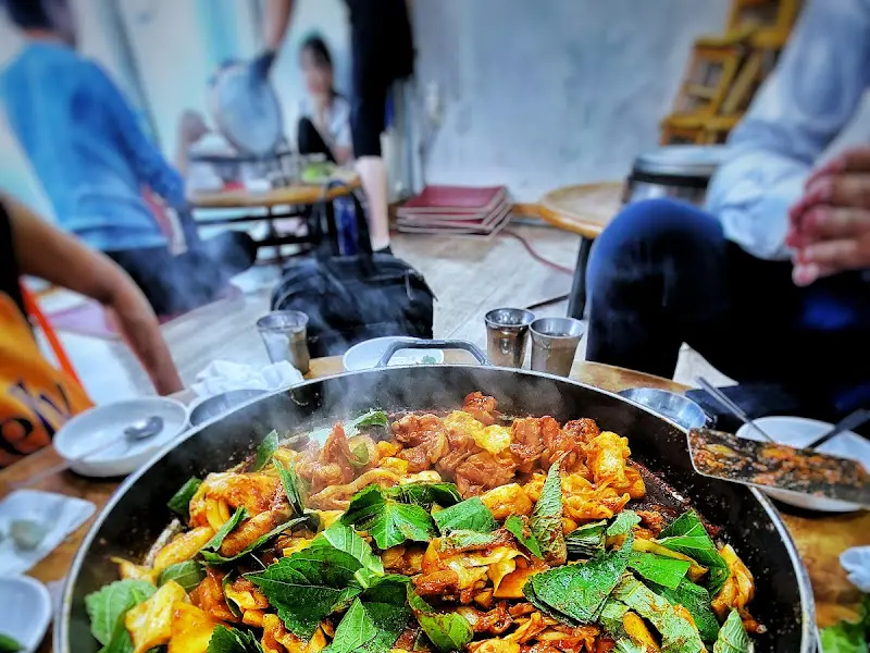 깻잎이 듬뿍 올려진 닭갈비