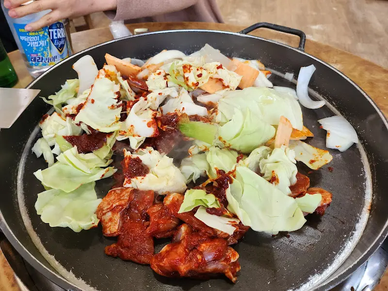 맛있게 볶아진 닭갈비