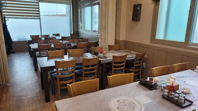 하림보신삼계탕 내부 테이블