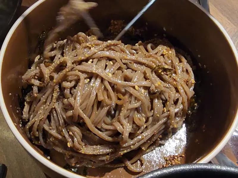 젓가락으로 막 비벼낸 듯한 비빔국수의 모습