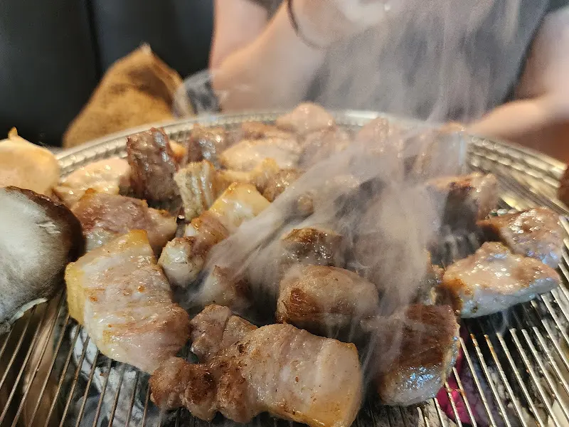 숯불 위에서 맛있게 익어가는 고기들