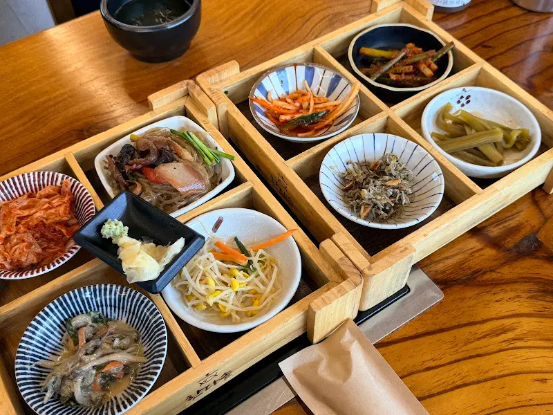 정갈하게 담겨 나온 8가지 반찬