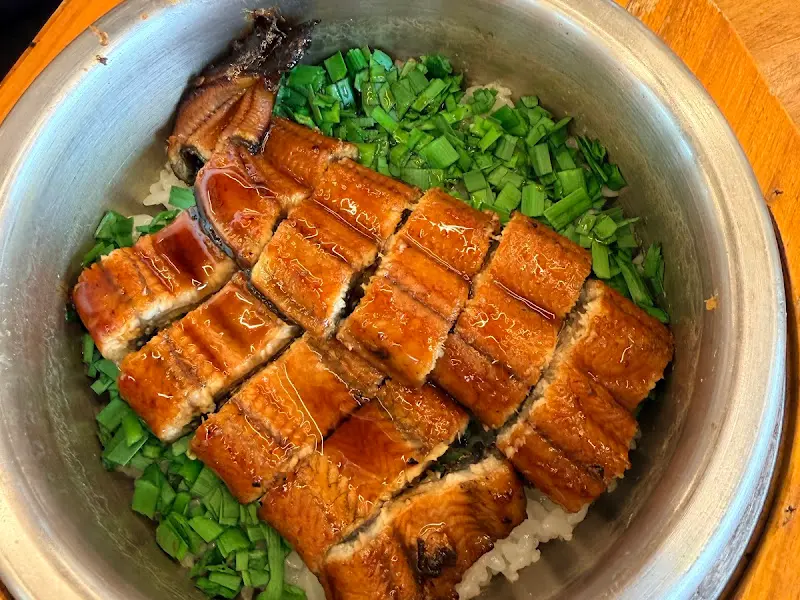 윤기가 흐르는 장어솥밥