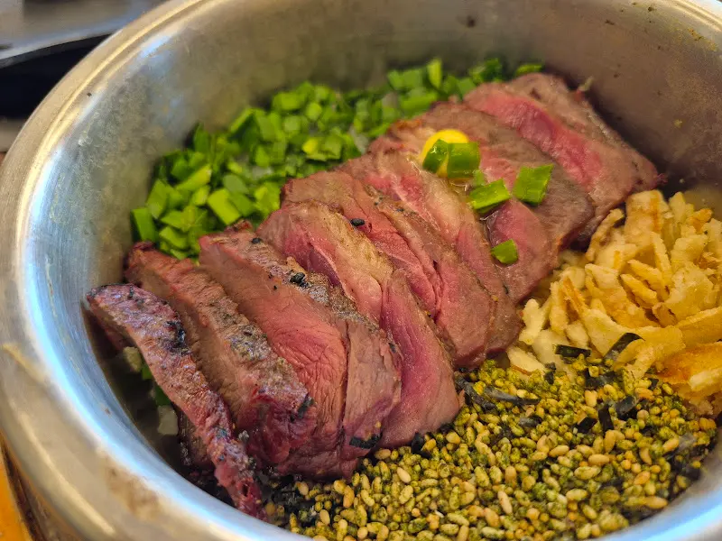 갈비솥밥의 클로즈업 샷