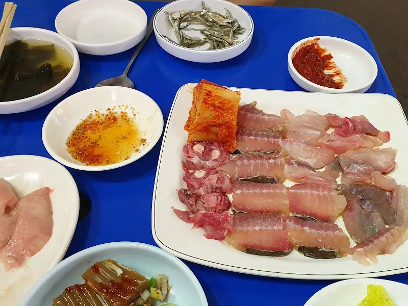 홍어회와 곁들임 찬들의 조화