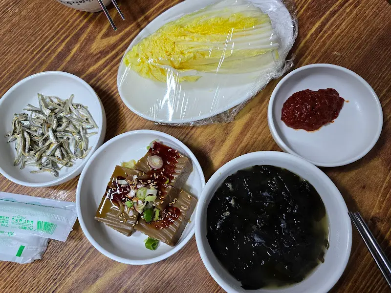 정갈하게 담긴 곁들임 찬들