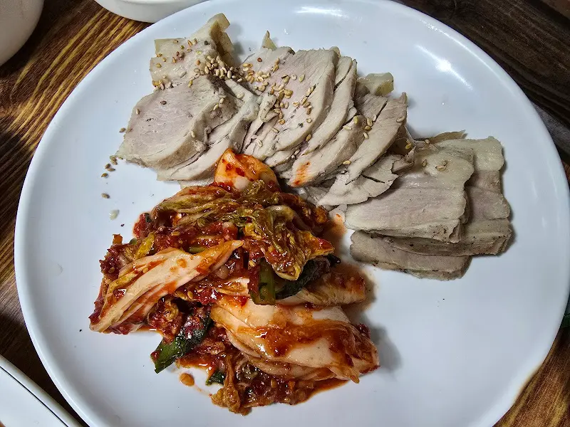 잘 익은 김치와 수육의 조화