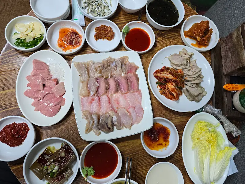 푸짐하게 차려진 홍어 한 상