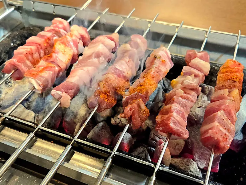 숯불 위에서 맛있게 익어가는 양꼬치
