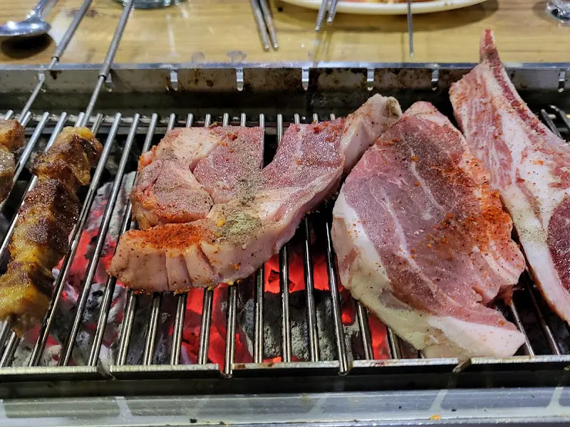 숯불 위에서 구워지는 양갈비와 양꼬치