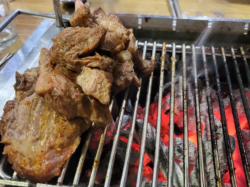 숯불 위에서 익어가는 양고기의 클로즈업