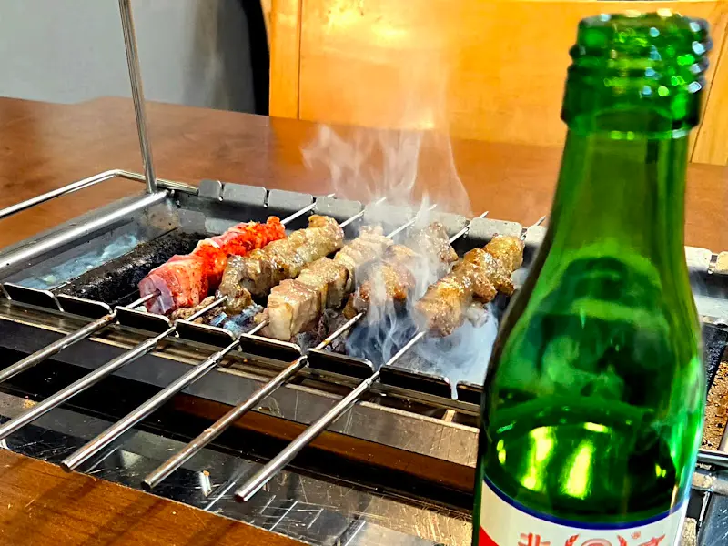 잘 익은 양꼬치와 술 한 잔