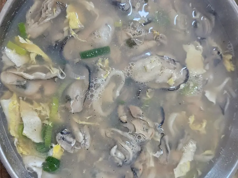 굴이 듬뿍 들어간 일월굴칼국수