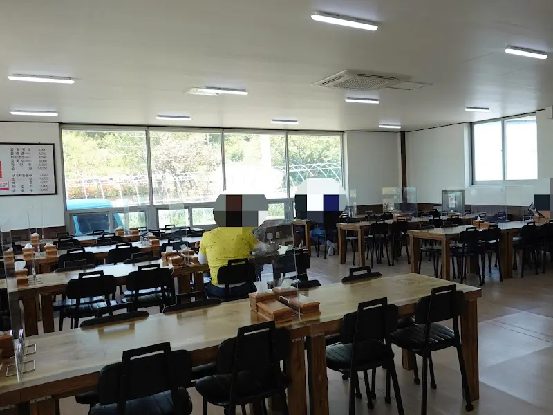 넓은 홀, 많은 테이블이 놓여있다.