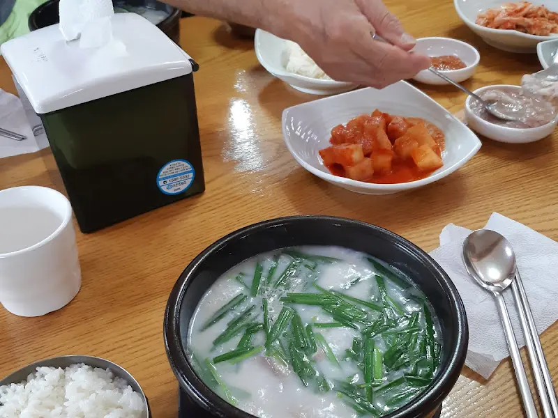 돼지국밥과 밑반찬
