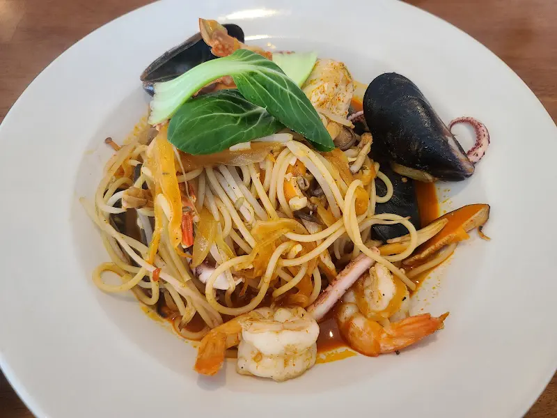 새우, 홍합, 오징어 등 해산물이 듬뿍 들어간 상하이 파스타