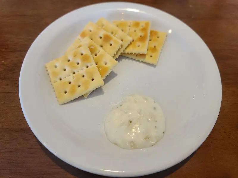 바삭한 크래커와 상큼한 소스