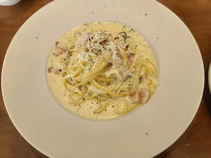 잘게 썰린 베이컨이 듬뿍 들어간 까르보나라