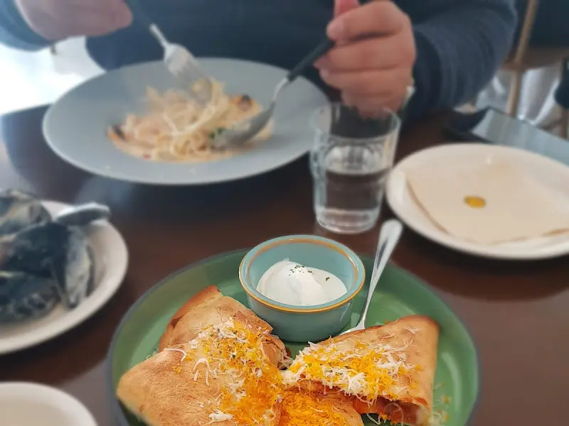 라스칼라에서 식사하는 손님