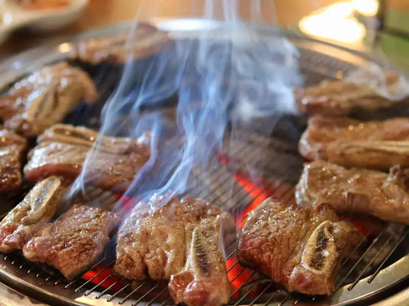 숯불 위에서 맛있게 구워지는 돼지갈비