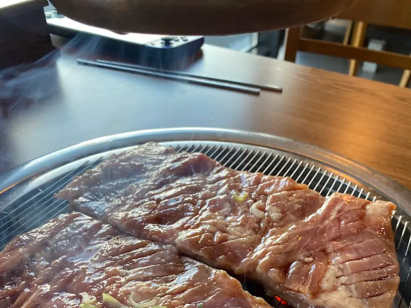 불판 위에서 맛있게 구워지는 소고기