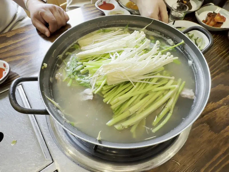 미나리와 팽이버섯이 가득한 복지리