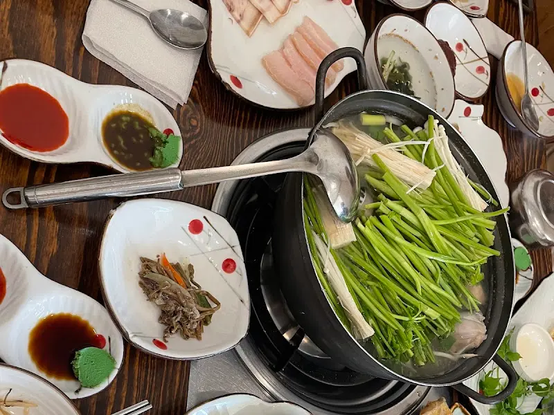 국자로 복지리를 푸는 모습