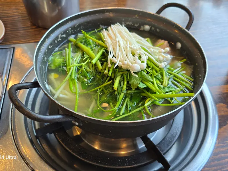 미나리와 팽이버섯이 푸짐하게 들어간 복지리