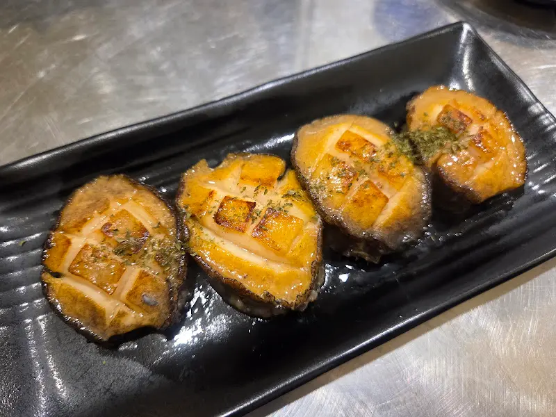 노릇노릇 구워진 전복버터구이